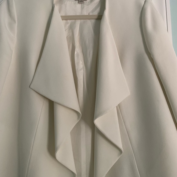 Anne Klein white ruffle front jacket. Size 10 - Picture 4 of 5